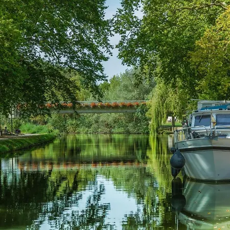 Entre Vignes Et Canal *